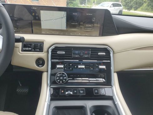 New 2025 Nissan Armada Platinum Reserve image 28