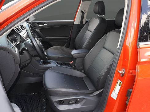 Used 2019 Volkswagen Tiguan SE w/ Panoramic Sunroof Package FWD image 12