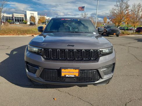 New 2025 Jeep Grand Cherokee Altitude image 14