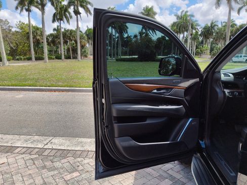 Used 2018 Cadillac Escalade Luxury image 19