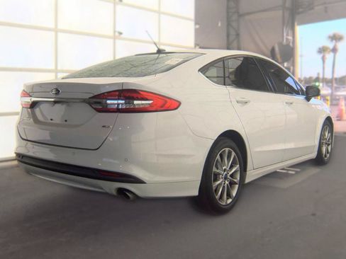 Used 2017 Ford Fusion SE w/ Fusion SE Technology Package FWD image 4