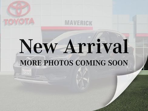 Used 2019 Volvo XC40 T4 Momentum FWD image 1