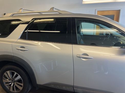 Used 2022 Nissan Pathfinder SL w/ Lighting Package (N92) FWD image 7