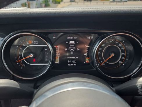 Used 2022 Jeep Wrangler Unlimited Sahara AWD/4WD image 18