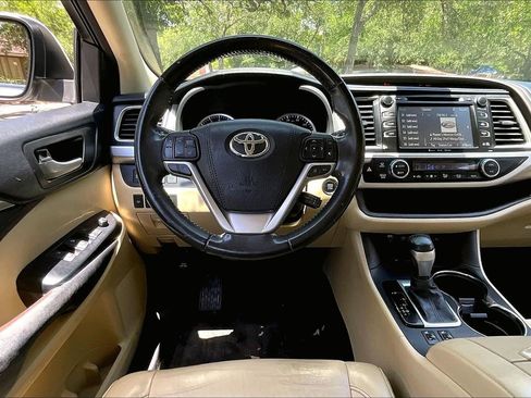 Used 2017 Toyota Highlander XLE FWD image 8