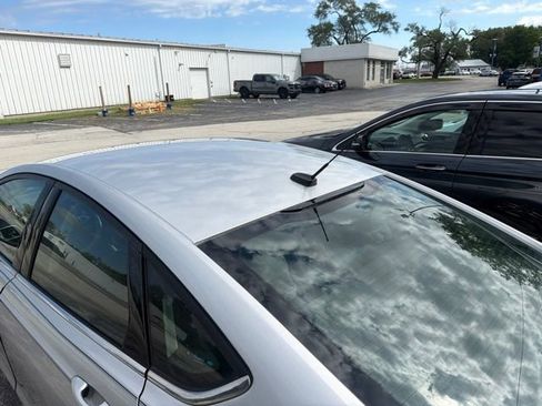 Used 2016 Ford Fusion SE FWD image 8