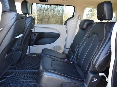 Used 2024 Chrysler Pacifica Touring-L w/ Uconnect Theater Family Group image 24