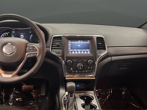 Used 2019 Jeep Grand Cherokee Laredo AWD/4WD image 11