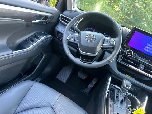 New 2026 Toyota Highlander Limited AWD/4WD image 19