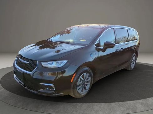 Used 2023 Chrysler Pacifica Touring-L FWD image 2