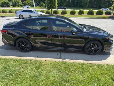 Used 2025 Toyota Camry SE FWD image 4
