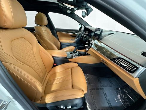 Used 2022 BMW 530e w/ M Sport Package image 27