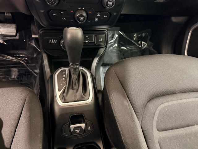 Used 2018 Jeep Renegade Latitude AWD/4WD image 34