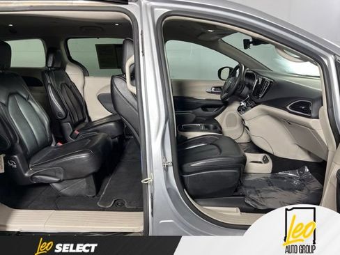 Used 2023 Chrysler Pacifica Touring-L FWD image 20