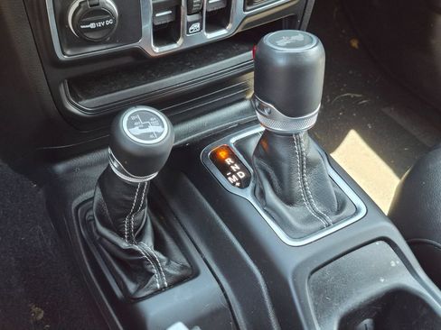 Used 2022 Jeep Wrangler Unlimited Sahara w/ Cold Weather Group AWD/4WD image 15