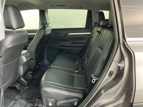 Used 2017 Toyota Highlander Plus AWD/4WD image 25