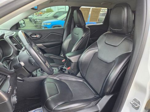 Used 2019 Jeep Cherokee Latitude Plus w/ Comfort/Convenience Group image 18