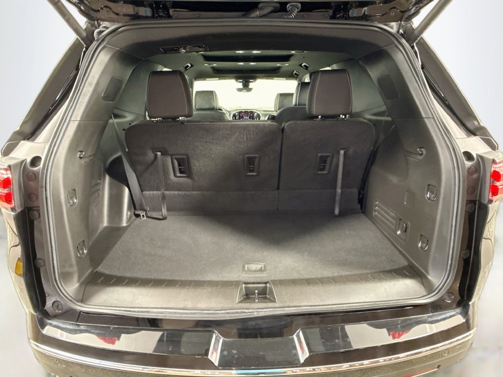 Used 2022 Chevrolet Traverse Premier w/ LPO, Cargo Package FWD image 28
