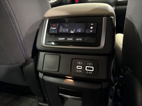 Used 2025 Subaru Ascent Premium image 34