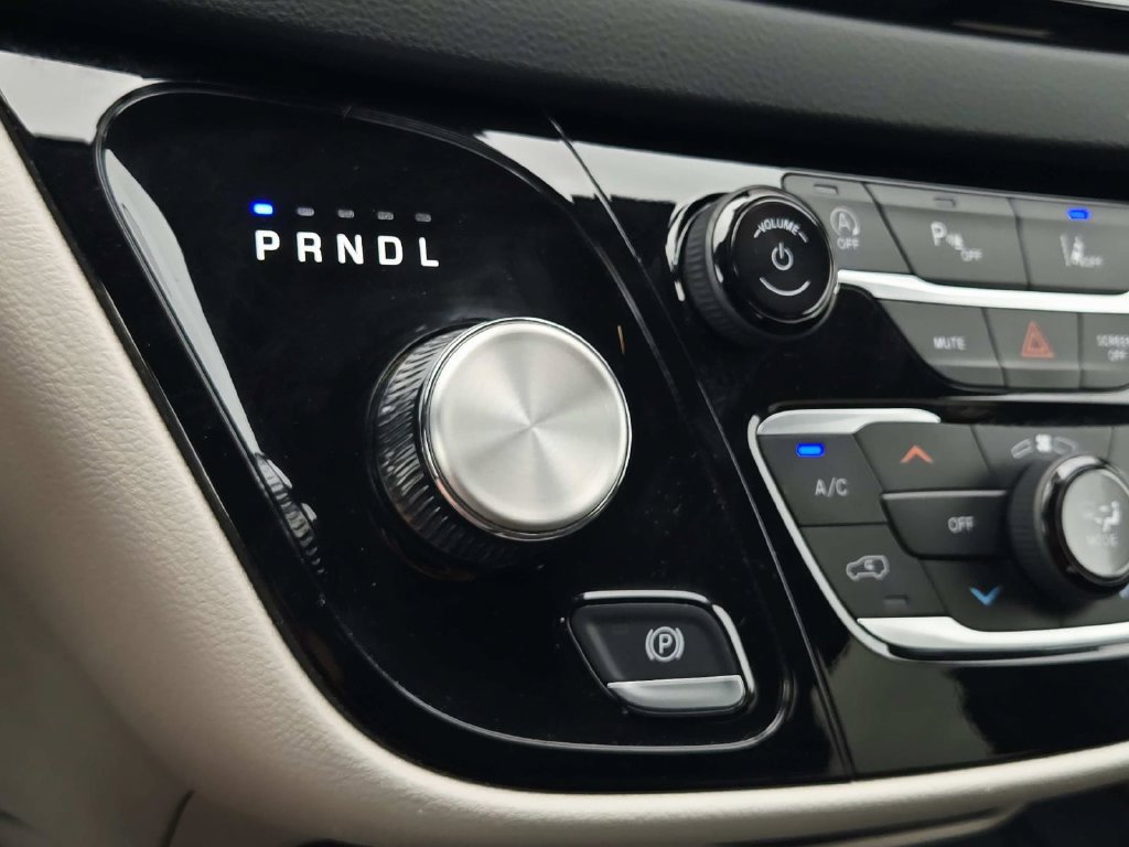 Certified 2024 Chrysler Pacifica Touring-L FWD image 30