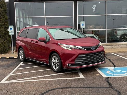 Used 2023 Toyota Sienna Platinum AWD/4WD image 1