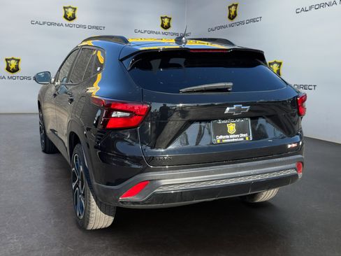 Used 2024 Chevrolet Trax RS w/ Sunroof Package FWD image 3