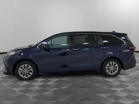 Used 2022 Toyota Sienna XLE FWD image 2