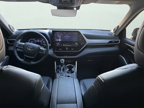 Used 2025 Toyota Highlander Platinum image 13