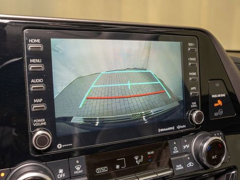 Used 2022 Toyota Highlander XLE image 16