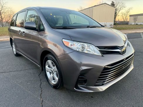 Used 2020 Toyota Sienna LE image 3