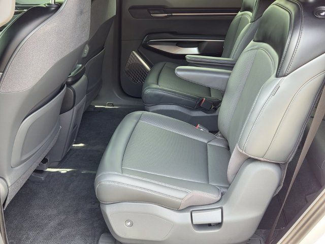 Used 2024 Kia EV9 Light Long Range RWD image 12