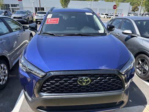 Used 2025 Toyota Corolla Cross LE w/ Moonroof Package FWD image 3