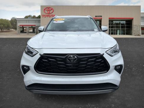 Certified 2025 Toyota Highlander Platinum AWD/4WD image 2