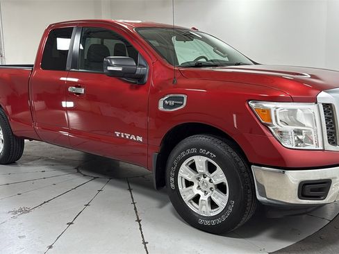 Used 2017 Nissan Titan SV image 3