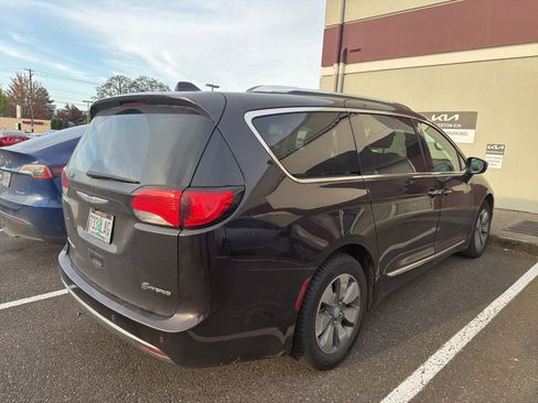 Used 2018 Chrysler Pacifica Limited w/ Advanced Safetytec Group FWD image 4