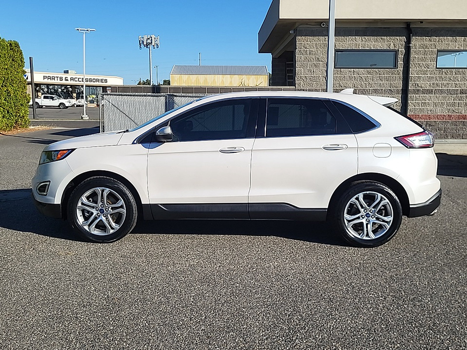 Used 2017 Ford Edge Titanium w/ Technology Package AWD/4WD image 4