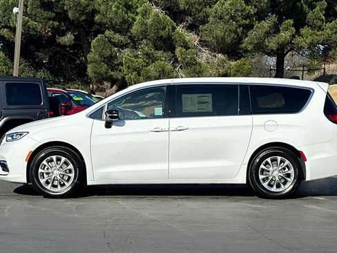 New 2026 Chrysler Pacifica Limited image 8