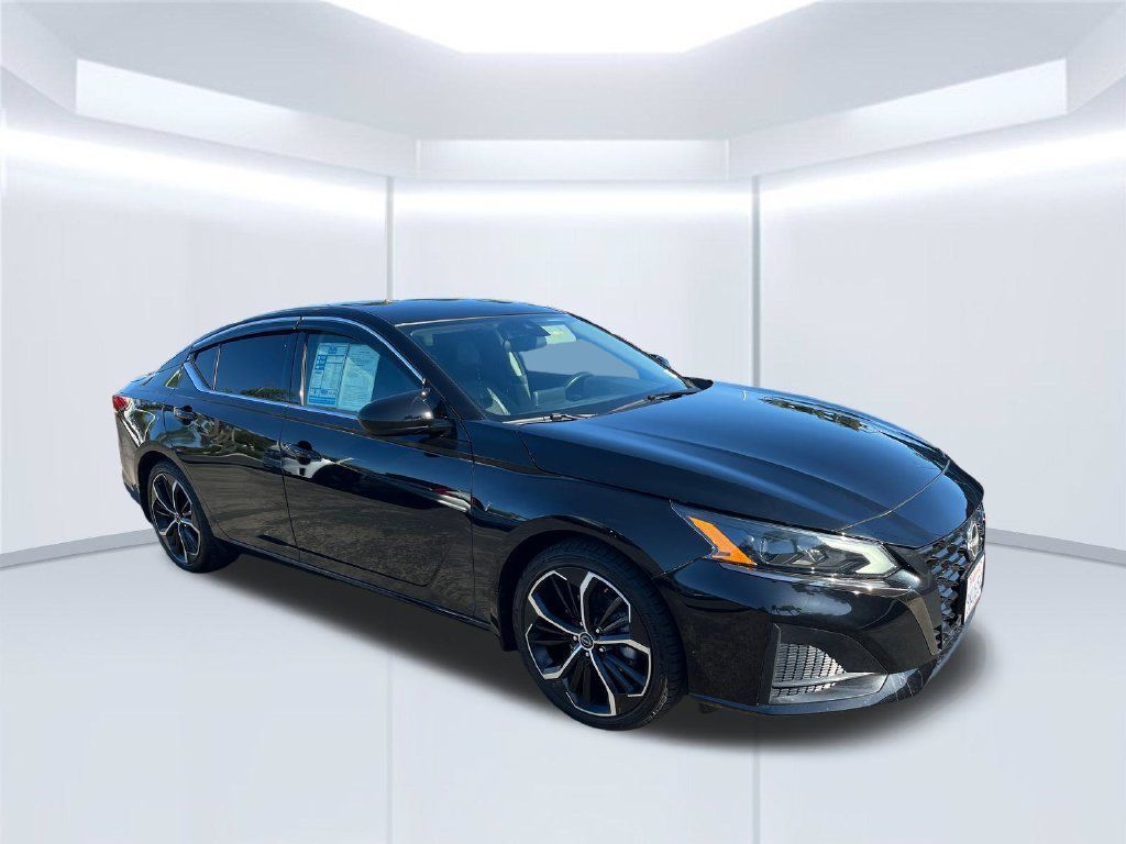 Used 2023 Nissan Altima 2.5 SR FWD image 7
