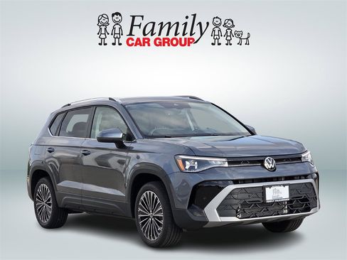 New 2025 Volkswagen Taos SE image 2