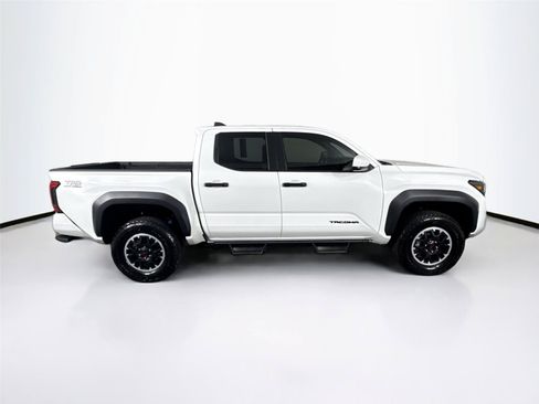 Certified 2025 Toyota Tacoma TRD Off-Road AWD/4WD image 9