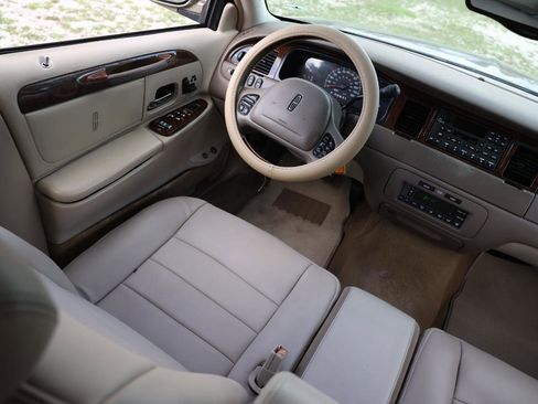 Used 2001 Lincoln Town Car Signature RWD image 20