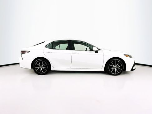 Used 2024 Toyota Camry SE image 10