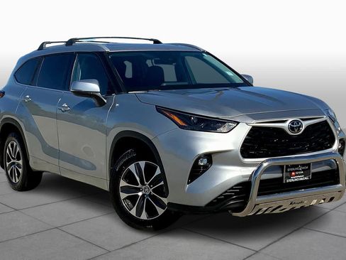 Used 2022 Toyota Highlander XLE AWD/4WD image 3