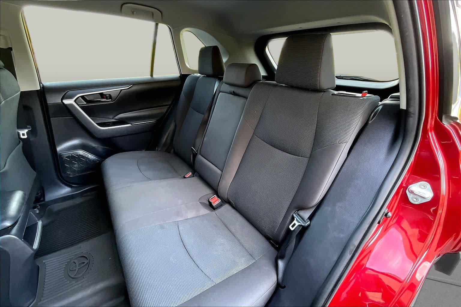 Used 2021 Toyota RAV4 LE AWD/4WD image 21