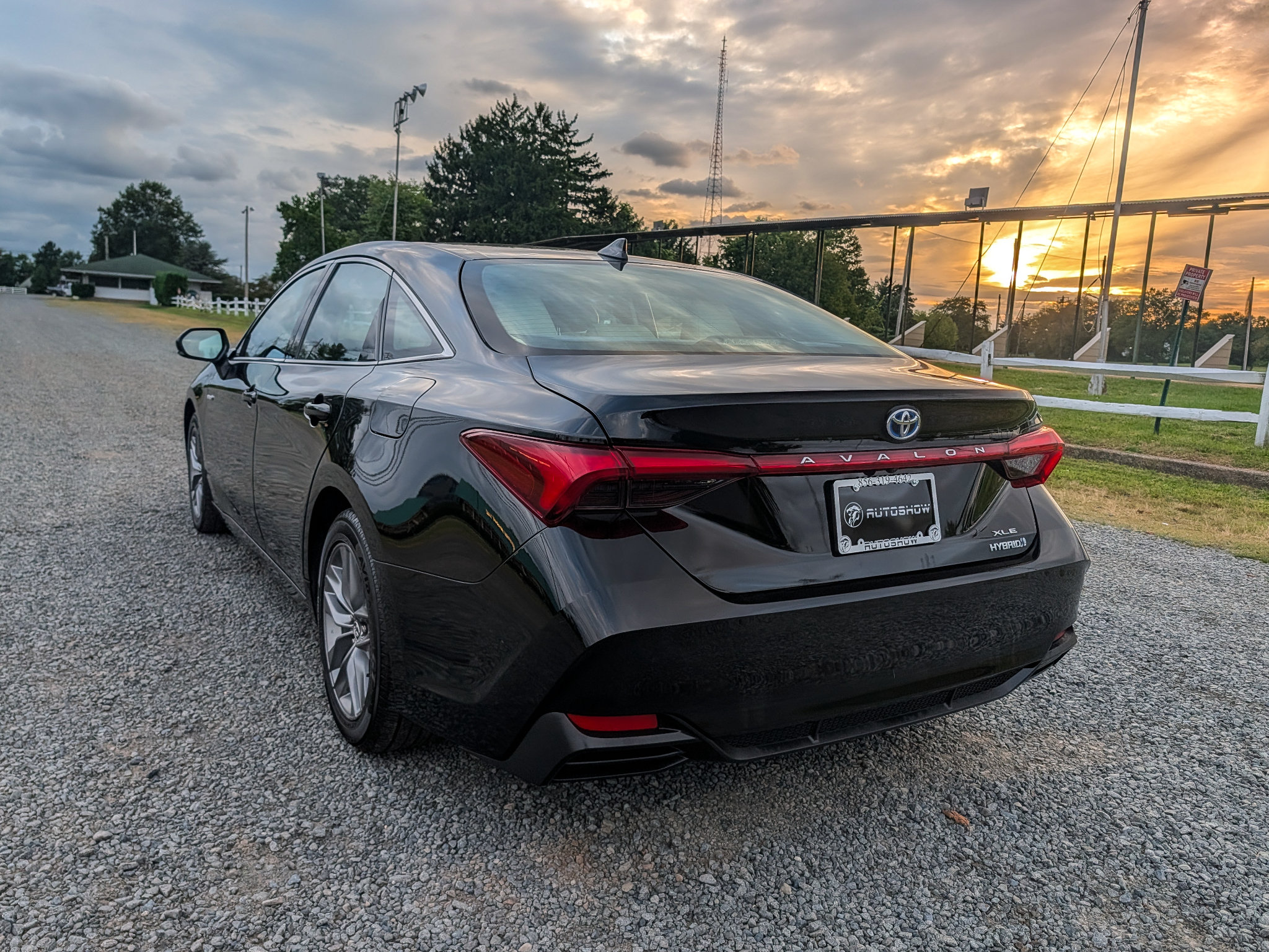 Used 2019 Toyota Avalon XLE w/ Moonroof Package FWD image 9