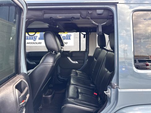 Used 2014 Jeep Wrangler Unlimited Sahara w/ Dual Top Group AWD/4WD image 9