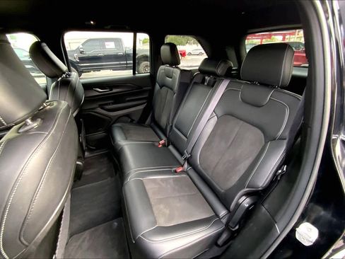 Used 2025 Jeep Grand Cherokee Altitude AWD/4WD image 21