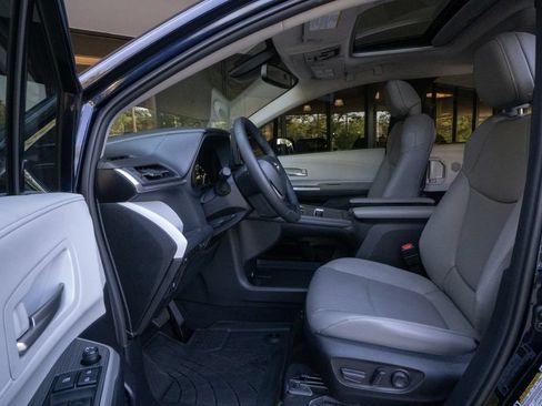 Used 2025 Toyota Sienna XLE w/ XLE Plus Package AWD/4WD image 8