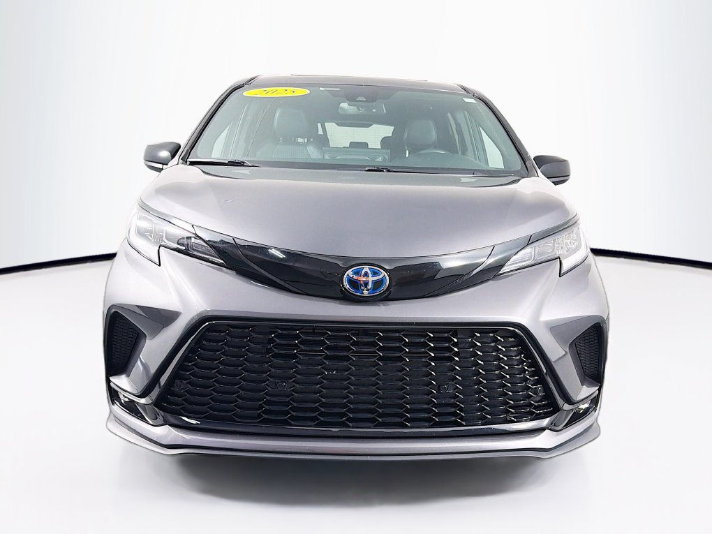 Used 2025 Toyota Sienna XSE AWD/4WD image 2