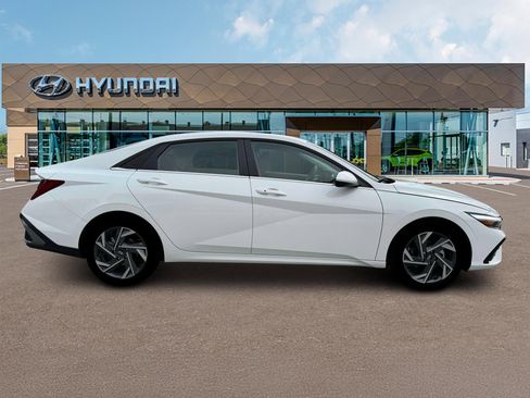 New 2025 Hyundai Elantra SEL image 9